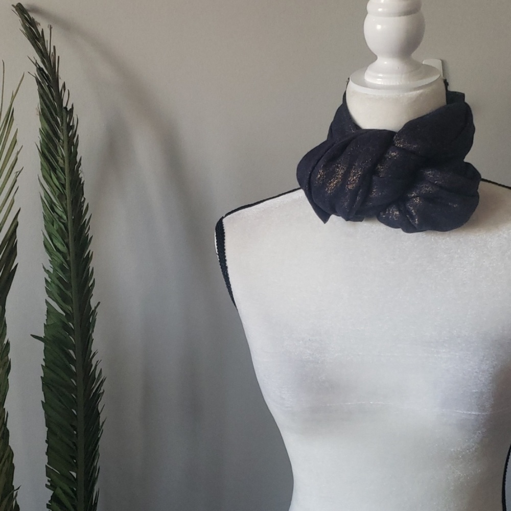 *PRICE DROP*
Midnight blue scarf with gold shimmer - Picture 1 of 3
